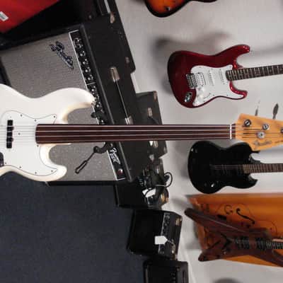Fender Jazz Fretless MIJ Japanese bass guitar image 2