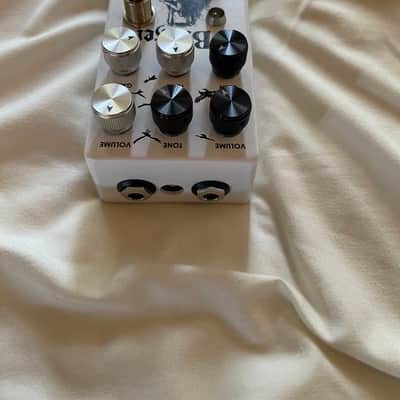 Matthews Effects The Broker 2021 - Present - White / Black Graphic image 3