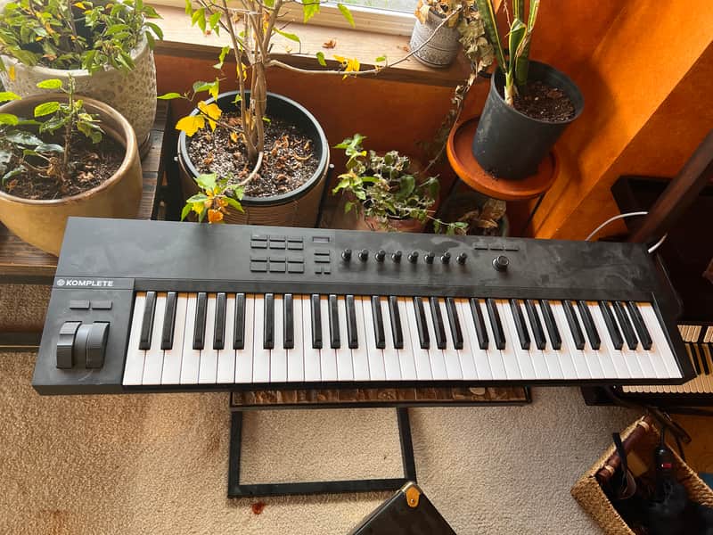 Native Instruments Kontrol A61 Not sure - Black image 1