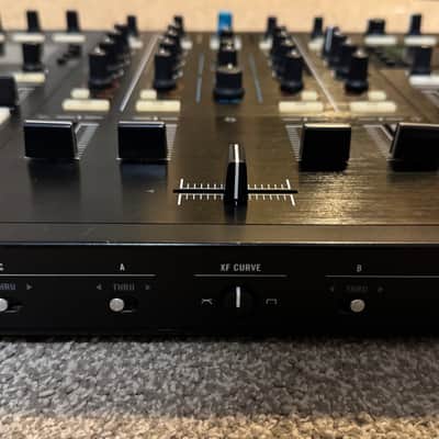 Native Instruments Traktor Kontrol S8 2010s - Black image 3