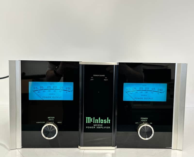 McIntosh MC252 - Solid State Stereo Power Amplifier