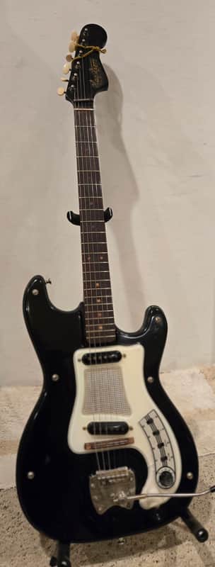Hagstrum model 1 guitar Model 1 1960s - Black plastic, the back black paint image 1