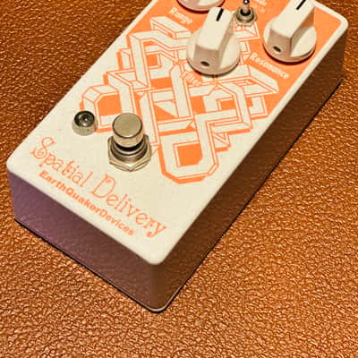 EarthQuaker Devices Spatial Delivery Sample & Hold Envelope Filter V2 2017 - Present - White Sparkle / Orange Print imagen 2
