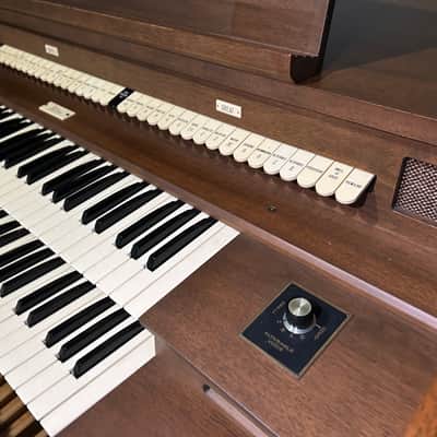 Allen Organ w/ Built-in Speakers, 32-Note Concave Pedalboard and bench! image 9