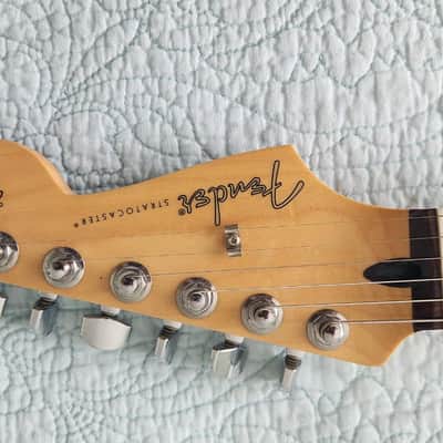 Fender Fender Stratocaster w/Pau Ferro Neck MIM Stratocaster 2019 Sunburst 2019 - Sunburst image 3
