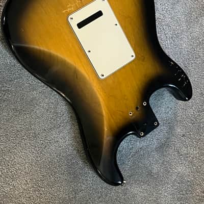 2003 Fender American Stratocaster 50th Anniversary ash sunburst 4 lb 14 oz body image 7