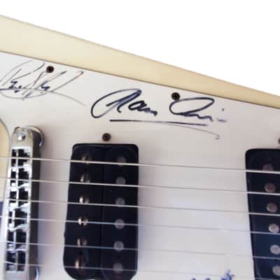 1990 GIBSON RUDOLPH SCHECKNER SIGNATURE FLYING V - SIGNED BY THE SCORPIONS - The David Leach Collect image 7