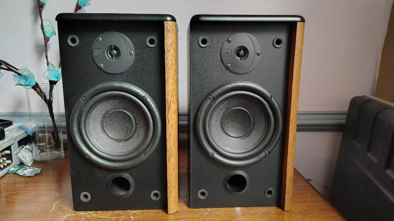 Advent A1122 bookshelf speakers in excellent condition - 1990's