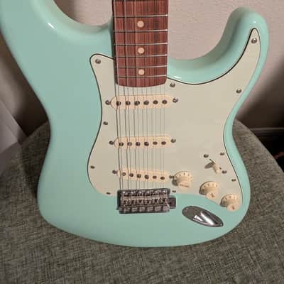 Fender Vintera '60s Stratocaster with Pau Ferro Fretboard 2019  Surf Green image 8
