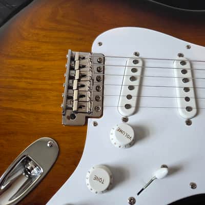 Fender 70th Anniversary American Vintage II 1954 Stratocaster 2-Color Sunburst image 4