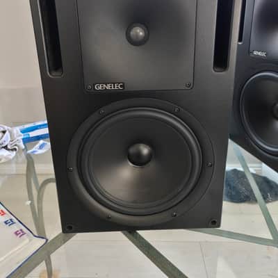 Genelec 1032C SAM 10" Powered Nearfield Studio Monitor (Pair) Black image 3