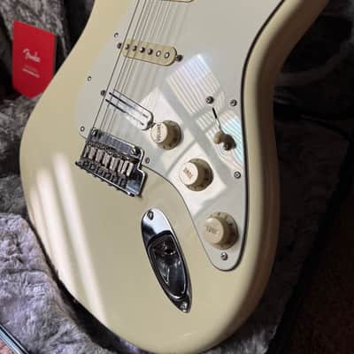Fender American Professional Stratocaster with Maple Fretboard 2017 - 2019 - Olympic White image 3