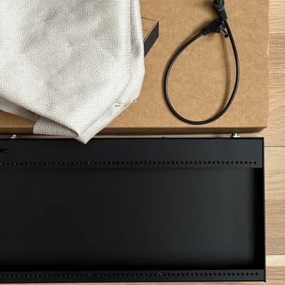 4ms Pod 60 (powered) + dust cover image 1