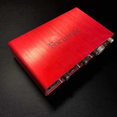 Focusrite Scarlett 2i4 - Red image 3