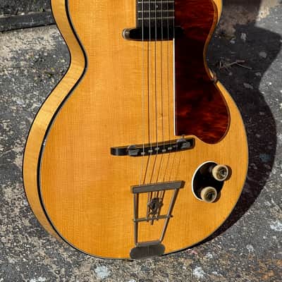 Hofner Club 40 1957 - stunning rare issue like George Harrison's 1st true Beatle Axe ! image 3