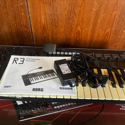 Korg R3 SYNTHESIZER/VOCODER w/box, mic, power supply Radias image 13