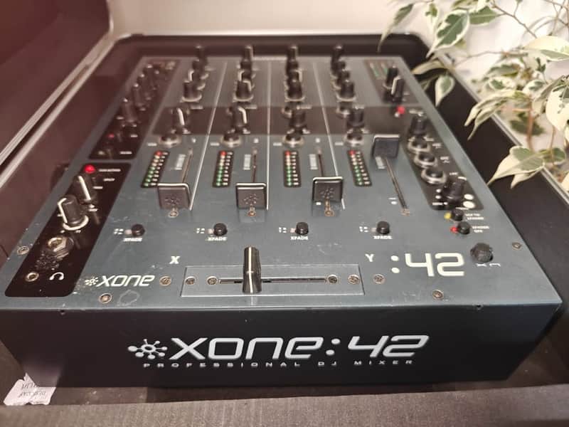 Allen & Heath Xone:42 Mixer w/ flight case image 1