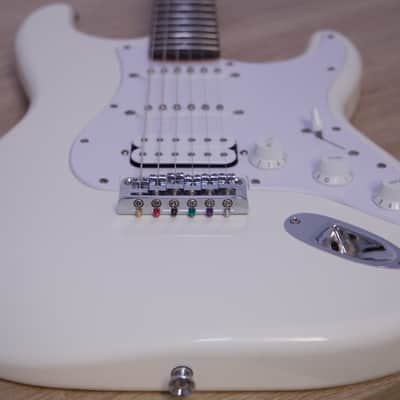 Squier Bullet Stratocaster HSS HT 2021 - Arctic White image 6
