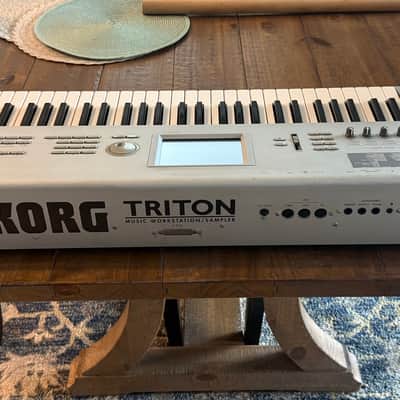 Korg Triton Classic 61-Key Workstation Synthesizer Silver image 9