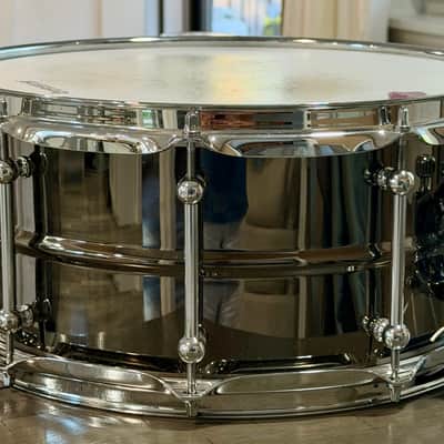 Ludwig LU6514C Universal Brass 6.5x14" Snare Drum with Triple Flange Hoops 2022 - Present - Black Nickel over Brass with Chrome Hardware image 3