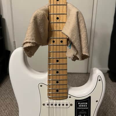 Fender Player Stratocaster with Maple Fretboard 2018 - Present - Polar White image 5