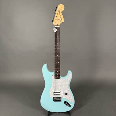 Fender Tom Delonge Stratocaster RW Daphne Blue 2,9 kg inkl. Gigbag image 2