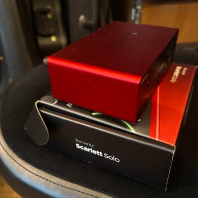 Focusrite Scarlett Solo 4th Gen with box and cable image 7