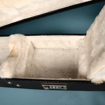 Gibson Made in Canada white plush-lined Les Paul shape electric guitar hard case image 3