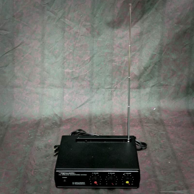 Realistic 3-Channel FM Wireless Microphone System image 1
