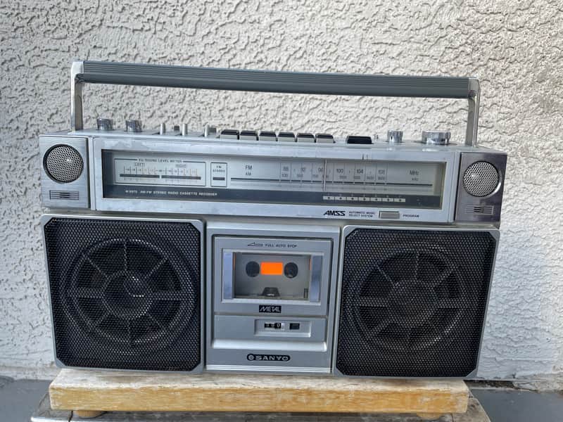 Vintage SANYO M9975 Boom Box Cassette Recorder Stereo Radio Portable FOR PARTS OR REPAIRS image 1