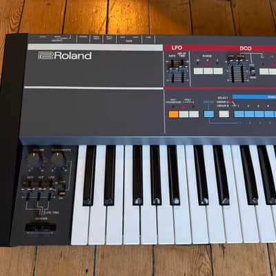 Roland Juno-106 + Flight Case (1984) Mint ! image 5