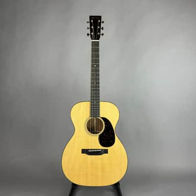 Martin 000-18 Acoustic Guitar W/Hardshell Case - Natural image 2