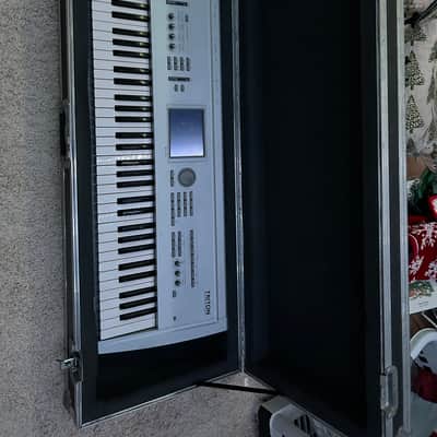 Korg Triton 61-Key 62-Voice Polyphonic Workstation 1999 - 2000 - Silver