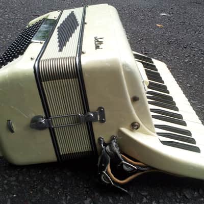 Bellini Accordion 41 Key 120 Base with Case image 2
