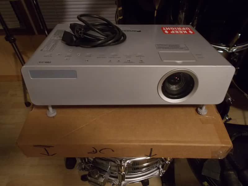 PANASONIC PORTABLE PROJECTOR DVD PC COMPUTER PTLB90NTU Bild 1