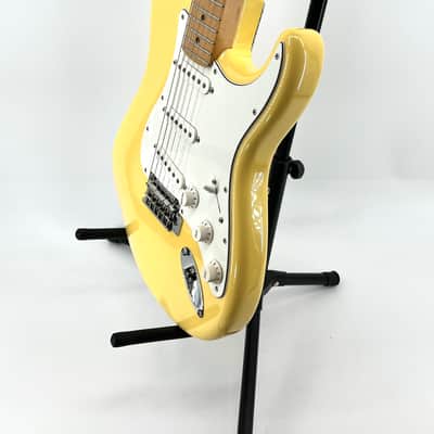 Fender Player Stratocaster with Maple Fretboard 2020- Buttercream image 3