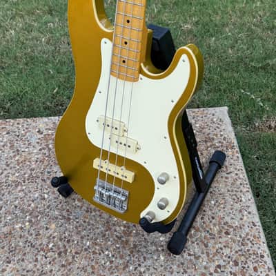 St. Blues King Blues Bass Guitar - Gold Top image 3