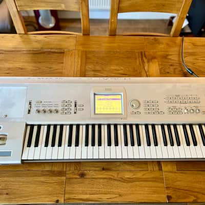 Korg Triton Studio 61-Key 120-Voice Polyphonic Workstation 2002 - 2005 - Silver