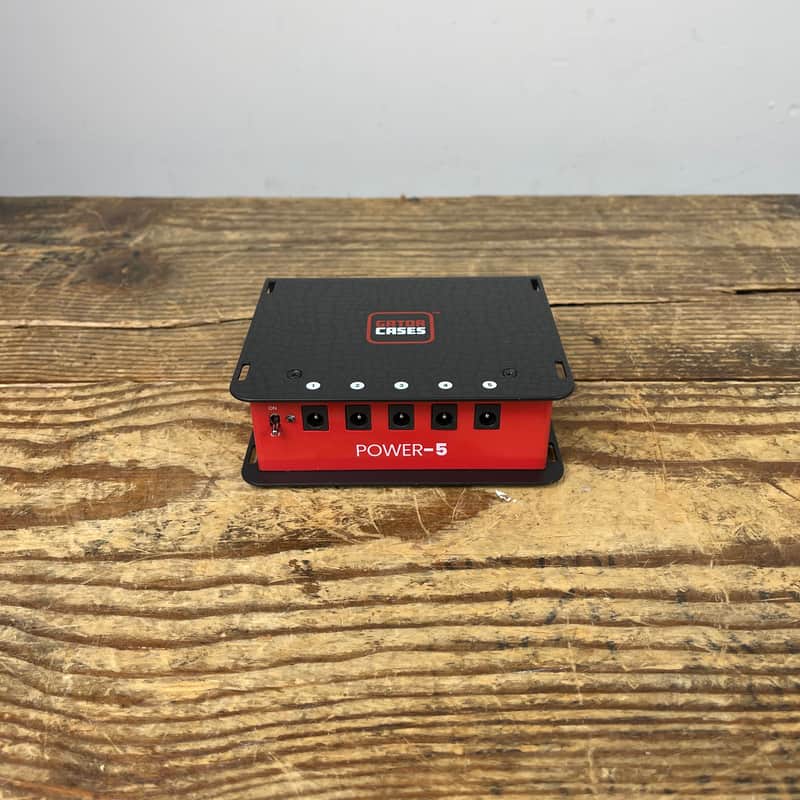 Gator Cases Power-5 Pedal Board Isolated Power Supply like new with box image 1
