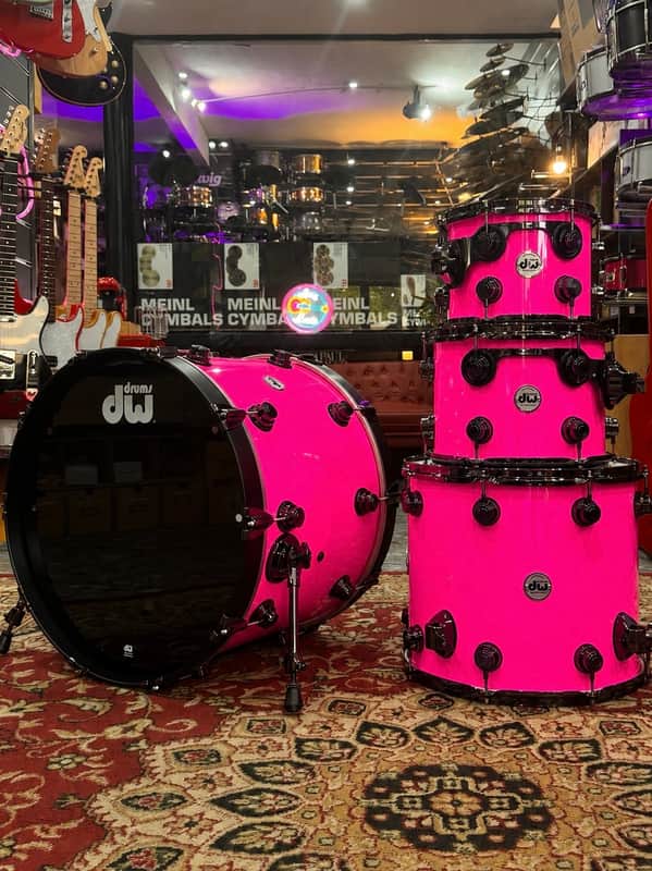 DW Collector’s 2026 - Neón Hot Pink Lacquer image 1