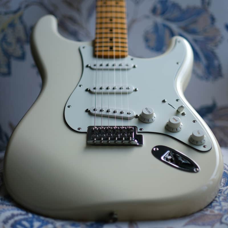 Fender Standard Stratocaster 2018 - Arctic White