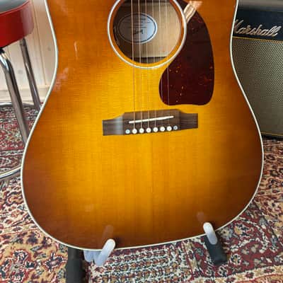 Gibson J-45 Standard 2025 - Honey Burst image 2