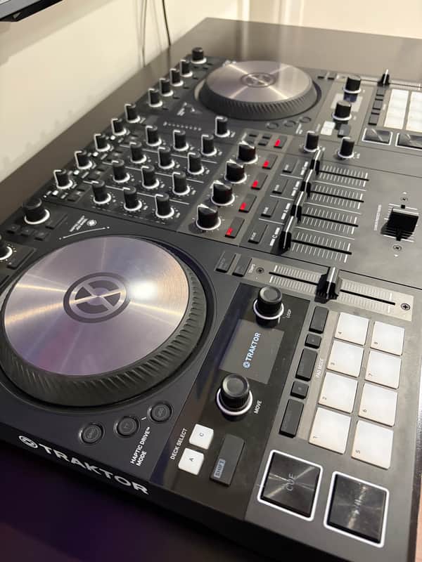 Native Instruments Traktor Kontrol S4 MK3