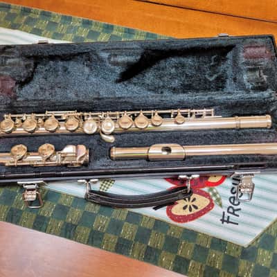 Yamaha (closed hole) Flute, Model YFL-211 - 2026 - Silver -BEAUTIFUL! image 2