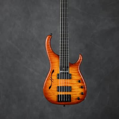 Modulus Quantum 5 with f-hole image 3