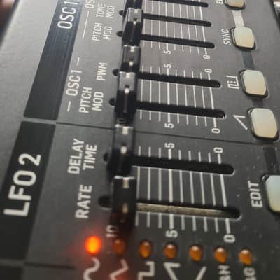 Behringer DeepMind 6 37-Key 6-Voice Polyphonic Analog Synth 2017 - Present - Black