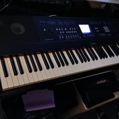 Yamaha DGX-650 2010s - Black image 2
