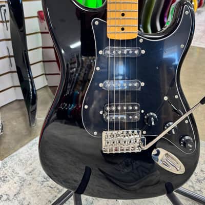 Squier Classic Vibe '70s Stratocaster HSS with Maple Fretboard - Black image 4