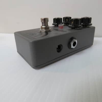 Mr. Black Dark Echo Modulated Echo Generator Effects Pedal - Black image 4