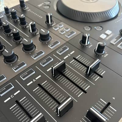 Native Instruments Traktor Kontrol S3 DJ Controller 2019 - Present - Black image 5